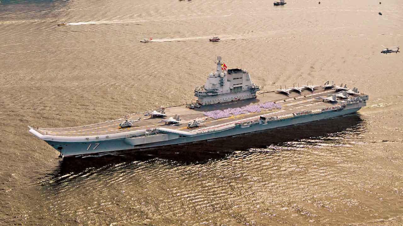 山東艦航母編隊訪港5日 市民沿岸觀賞感震撼