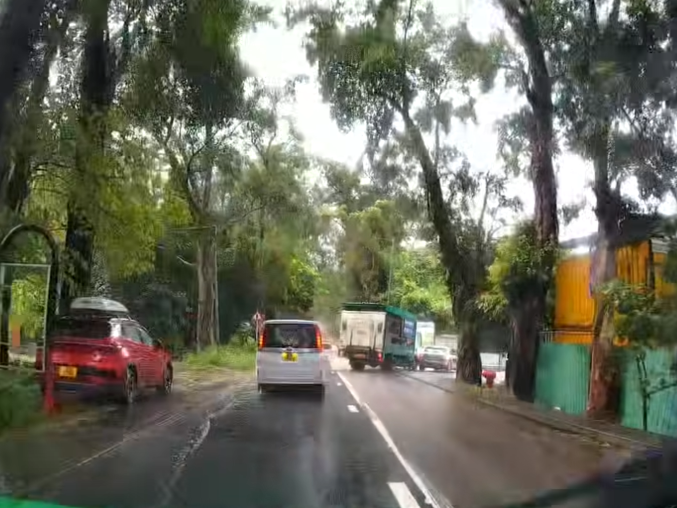 粉錦公路私家車逆線爬頭，貨車右轉收掣不及相撞。(車cam L（香港群組）)