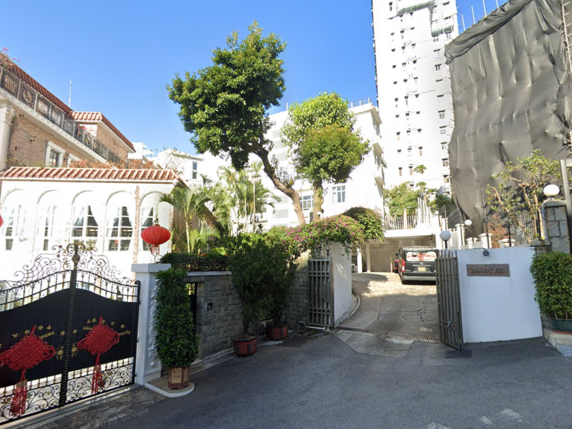 渣甸山豪宅男工失足由1.7米高平台墮下，清醒送院救治。(Google街景截圖)