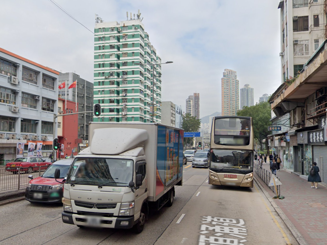 土瓜灣馬頭涌消防局外貨車撞傷女途人，送院救治。(Google街景截圖)