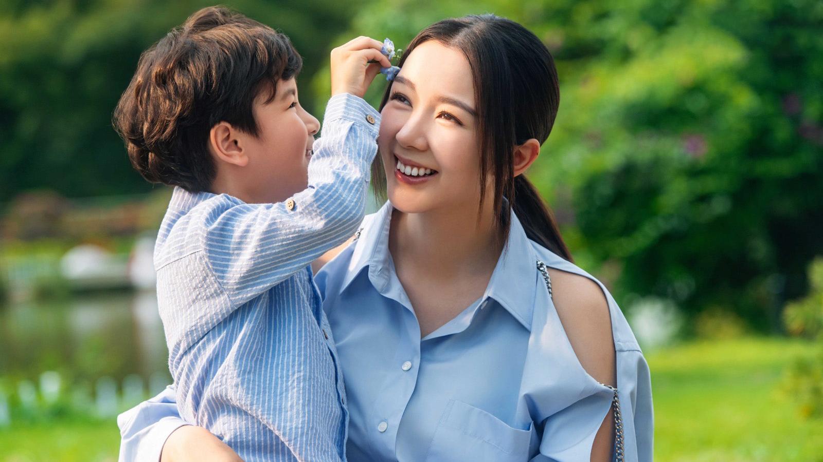 麥明詩產後首度亮相廣告 同小演員合作啟發育兒心得