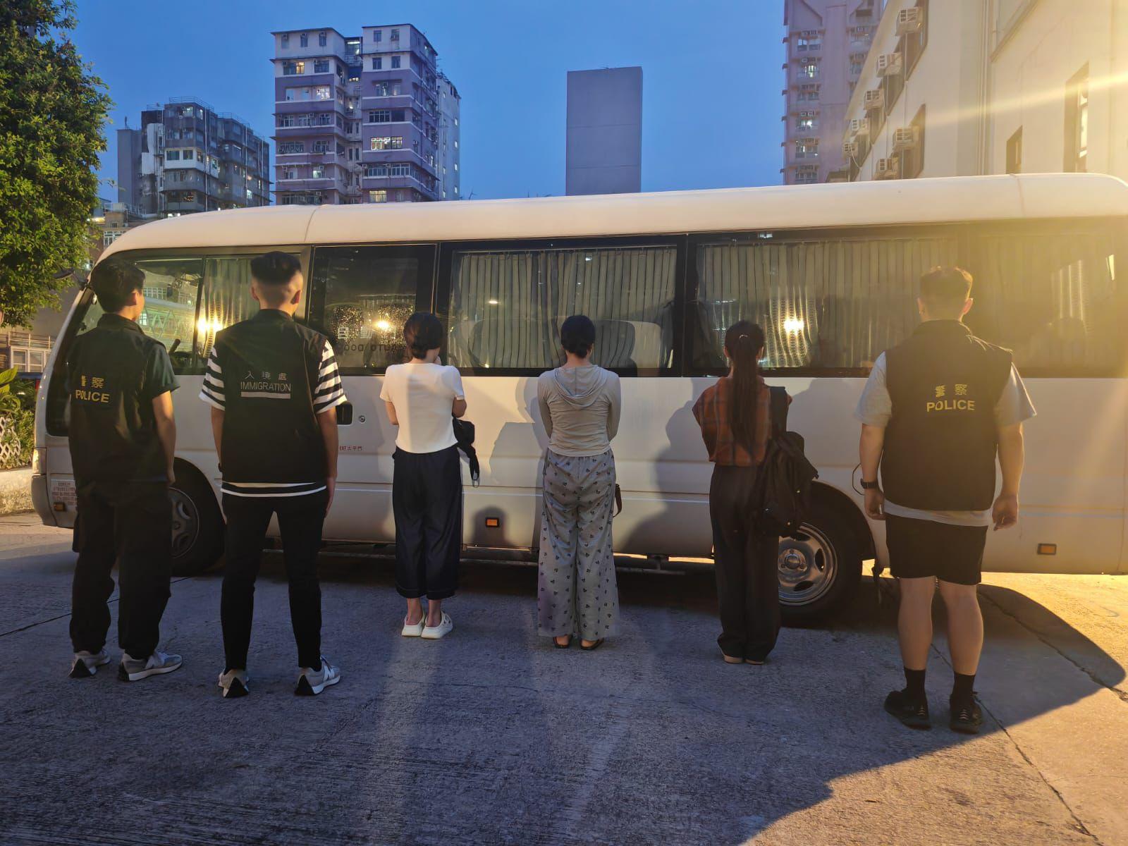 警聯同入境處深水埗長沙灣反罪惡拘10內地女。(警方圖片)