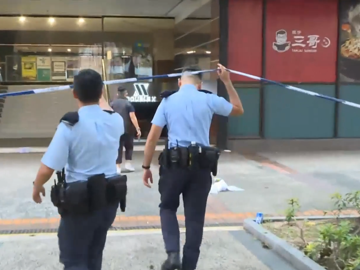 尖沙咀加連威老道十多人持刀毆鬥，一男子手臂中刀送院。(有線新聞截圖)