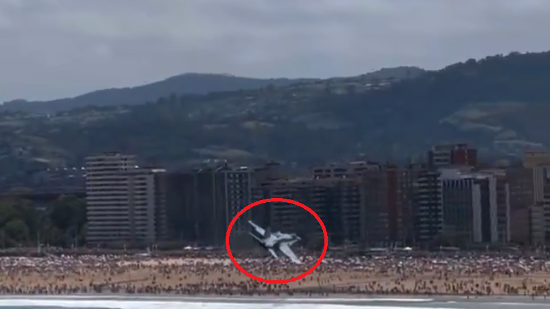 西班牙戰機噴煙俯衝擠滿人海灘 民眾：嚇死人(有片)