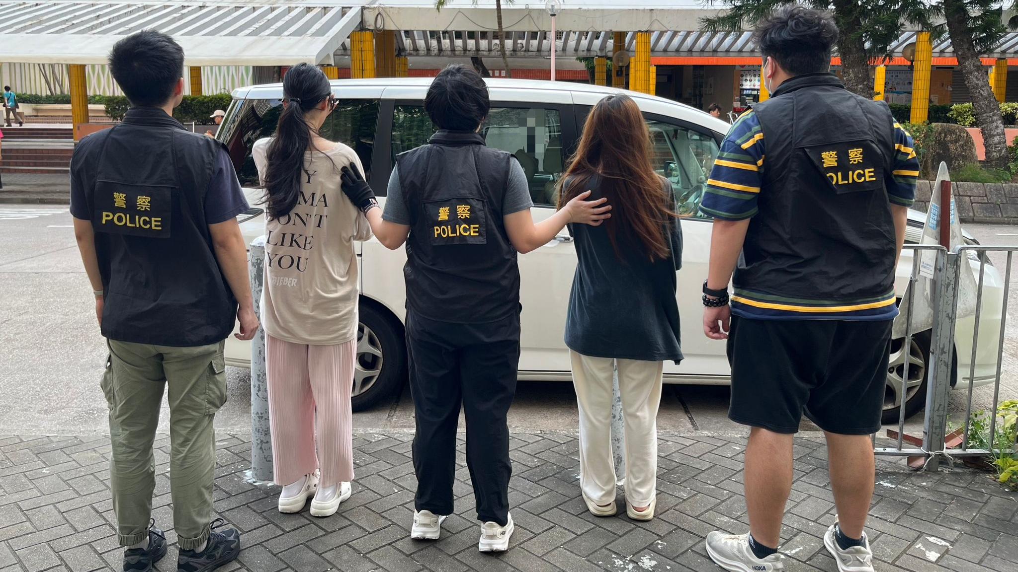 警方拘捕兩名女子。