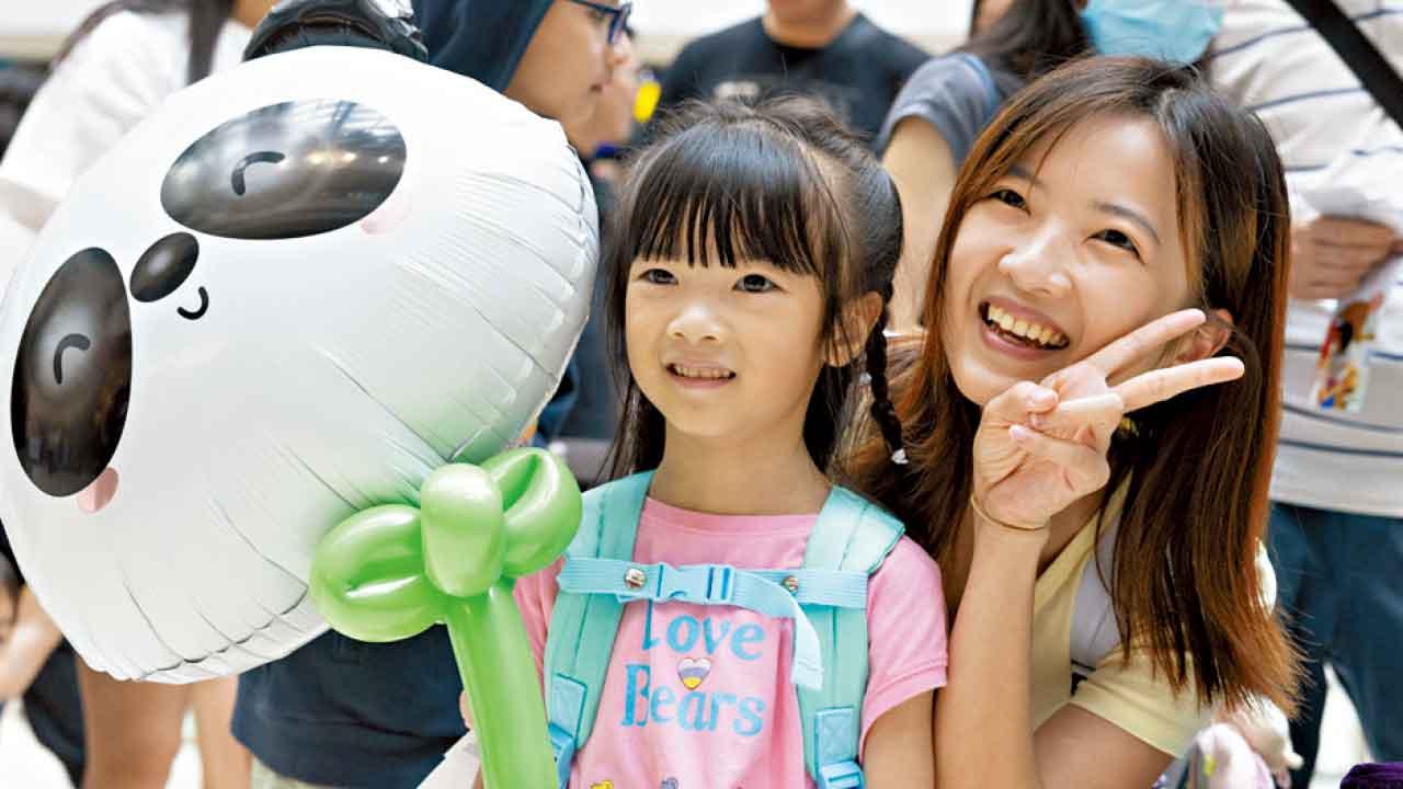 各界齊推慶祝回歸活動 市民大讚氣氛不錯 