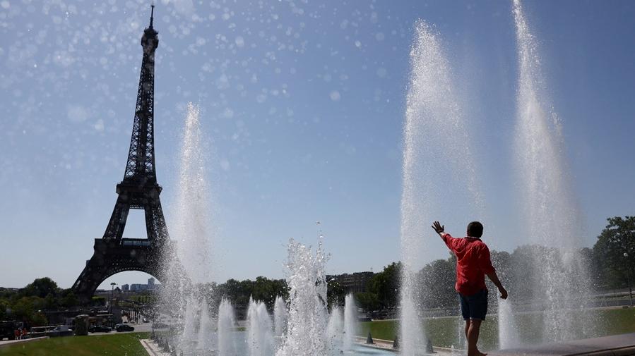 異常熱浪襲歐洲 巴黎鐵塔變形頂尖移位關閉 西班牙氣溫逾40度 