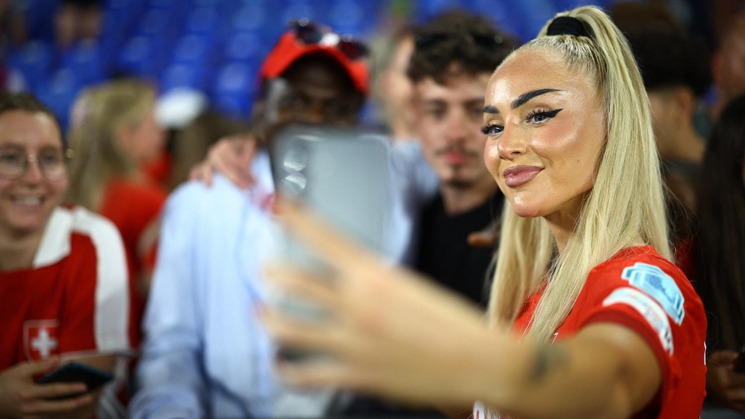 瑞士國腳的列文賽後仍有心情與球迷合照。(路透社)