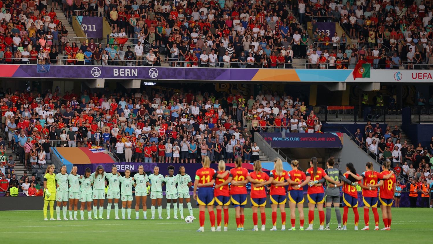 葡萄牙對西班牙的女子歐國盃賽前為祖達進行默哀。(路透社)