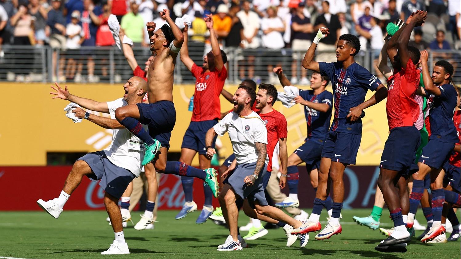 巴黎聖日耳門職球員慶祝入決賽。(路透社)
