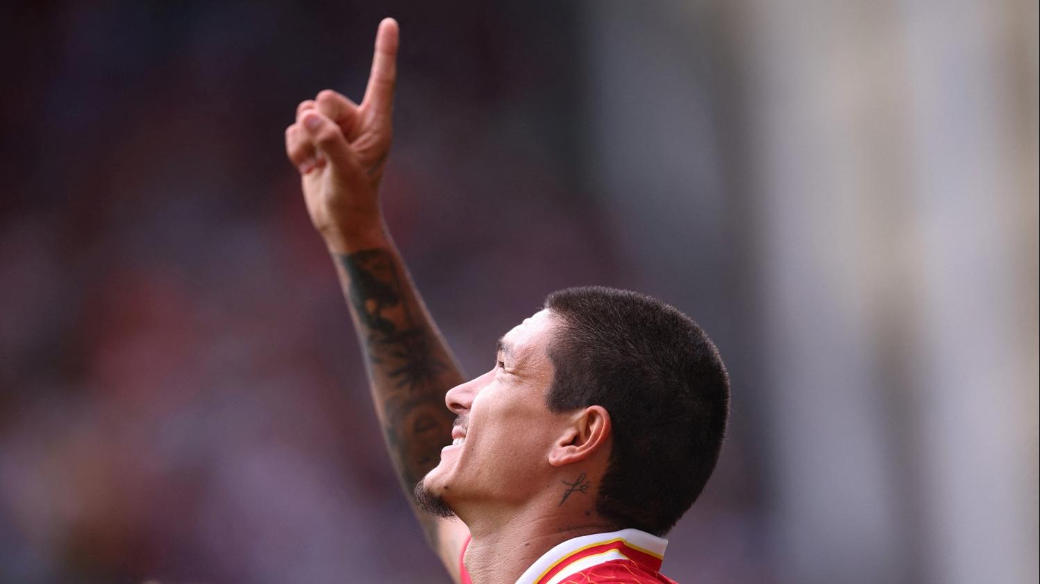 紐尼斯在入球後指天，悼念隊友的迪亞高祖達。(路透社)