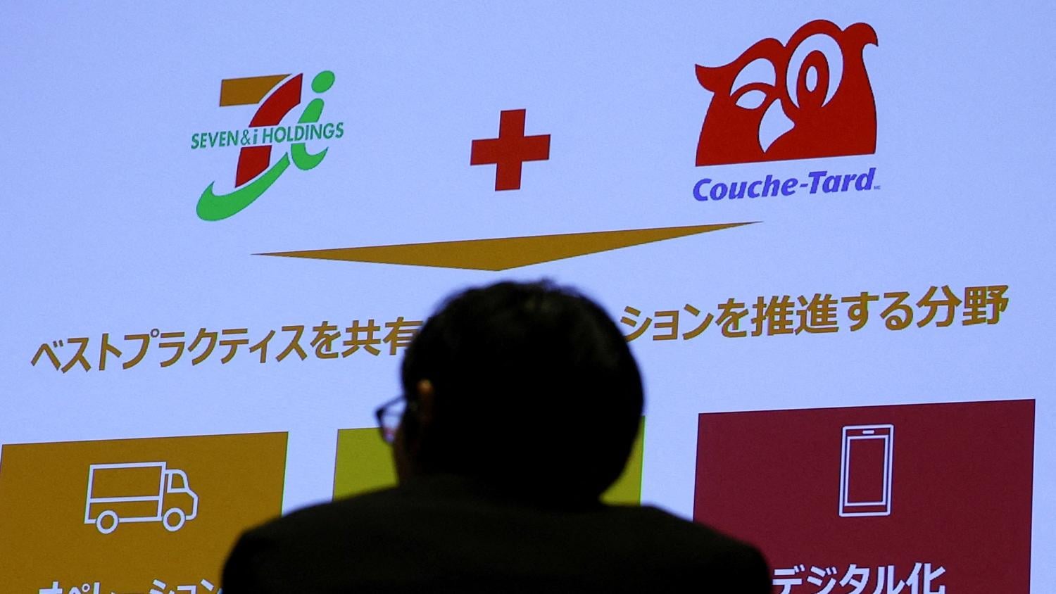 加拿大Alimentation Couche-Tard之前在日本舉行記者會，公布收購7-11業務。(路透社)