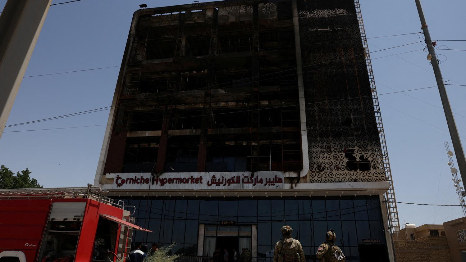 伊拉克一個購物中心發生大火。(路透社)