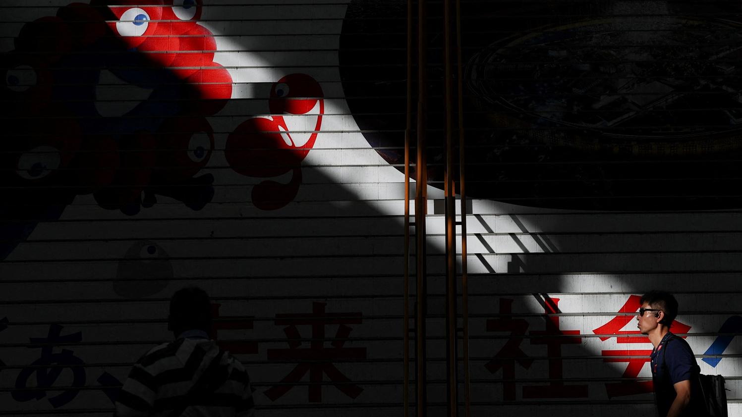 大阪世博會場入口夢洲地鐵站的樓梯。(路透社)