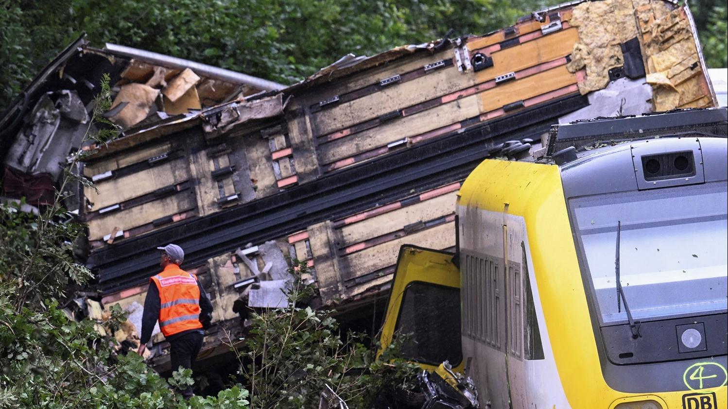 德國列車出軌導致3人死亡。(路透社)