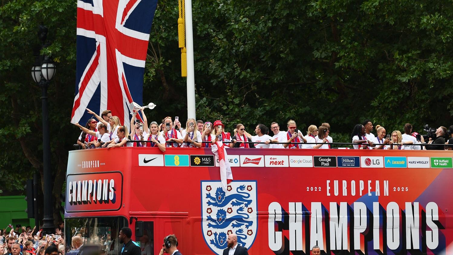英格蘭女足衞冕歐洲國家盃後舉行巡遊。(路透社)