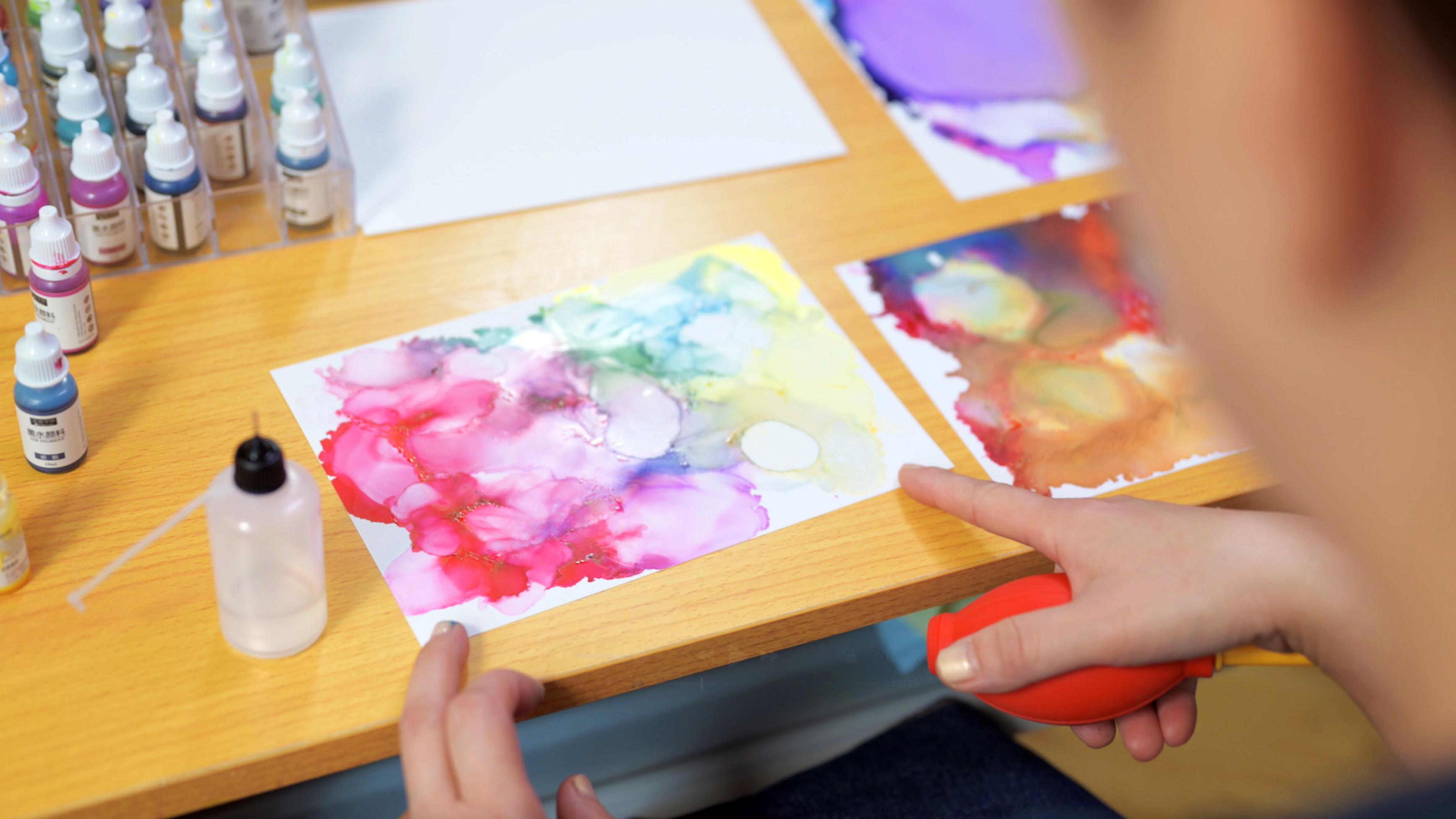 酒精墨水畫及遊戲治療助SEN學生及家人緩解壓力，重拾勇氣面對不友善對待