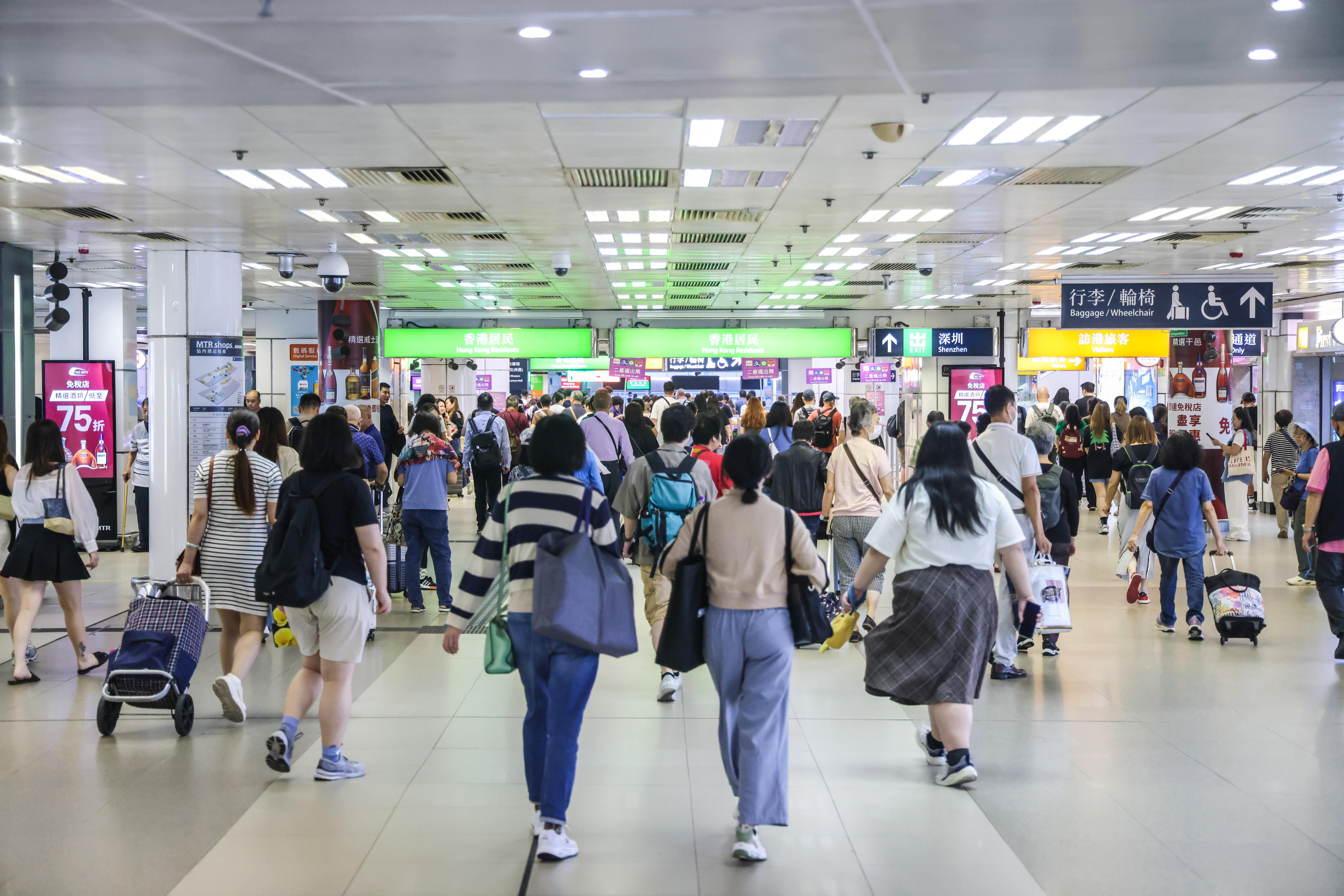 近年北上消費成為港人習慣，每個周末陸路出入境口岸均非常繁忙。(中通社)