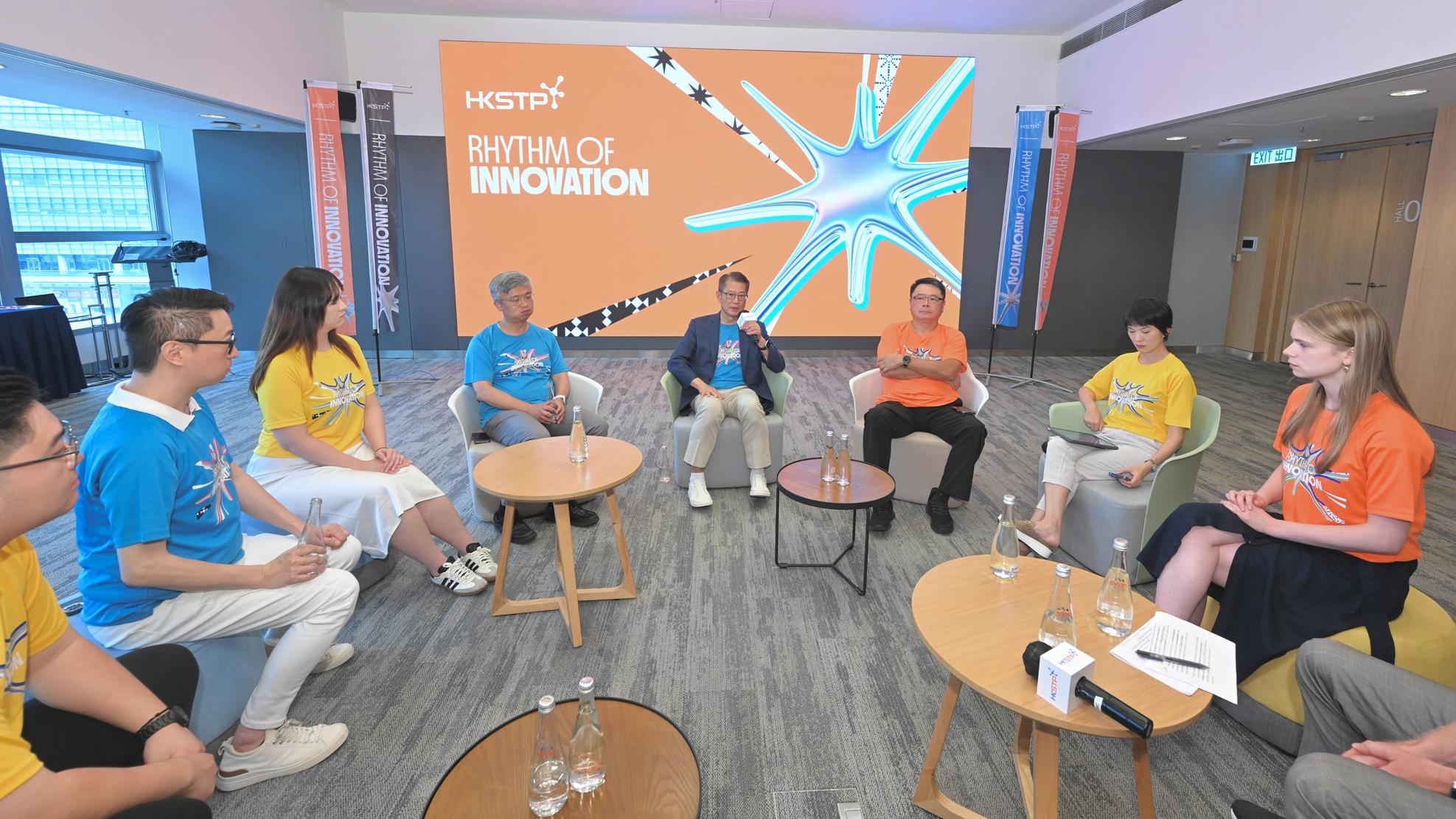 陳茂波在科學園跟一班實習生和初創代表見面。