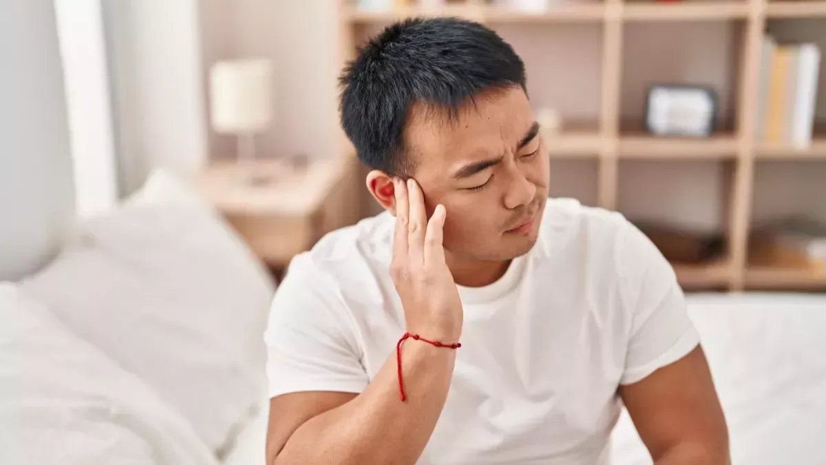 輔大醫院耳鼻喉科胡皓淳醫生表示，顳顎關節位於耳朵前方，連接下顎與顱骨，一旦發炎可能造成耳朵疼痛、聽力變化、頭痛甚至頸部疼痛。