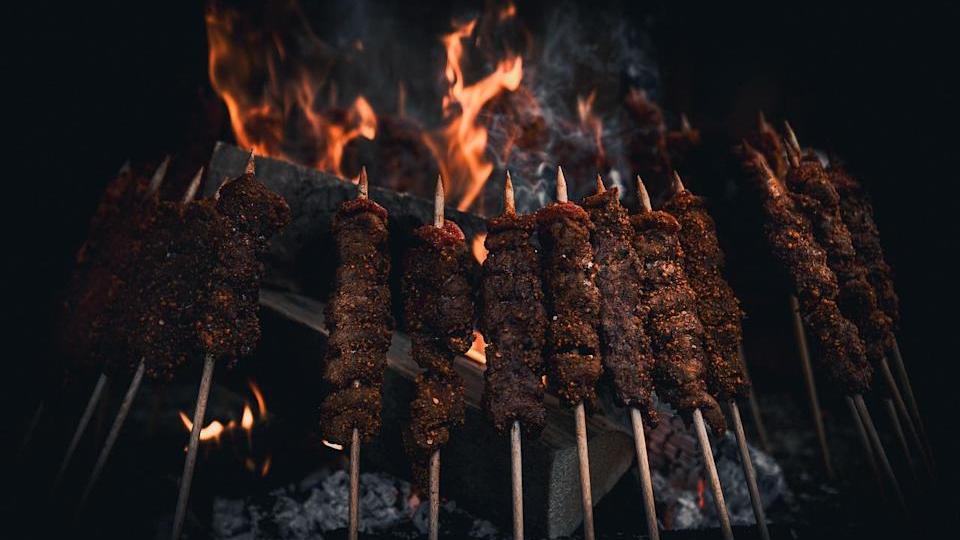 京都燒肉店傳火警　員工加酒精助燃炭盆轟然炸開2人燒傷