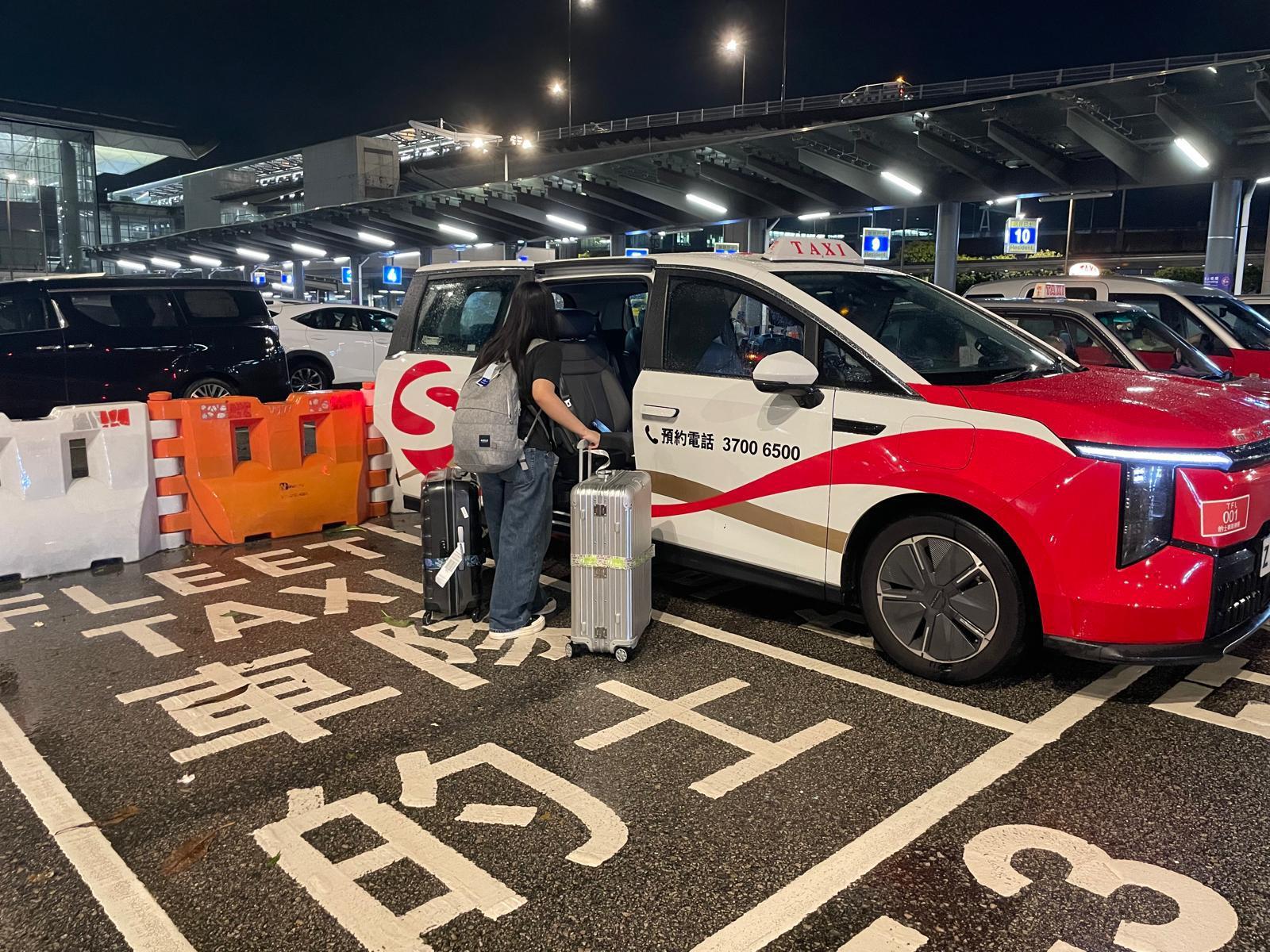 運輸署批出4支的士車隊牌照，今起投入服務。(政府新聞處)