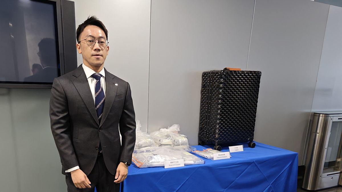 吳嘉煒初步相信有人受販毒集團的金錢利誘，被招攬成為倉管和運毒的角色。