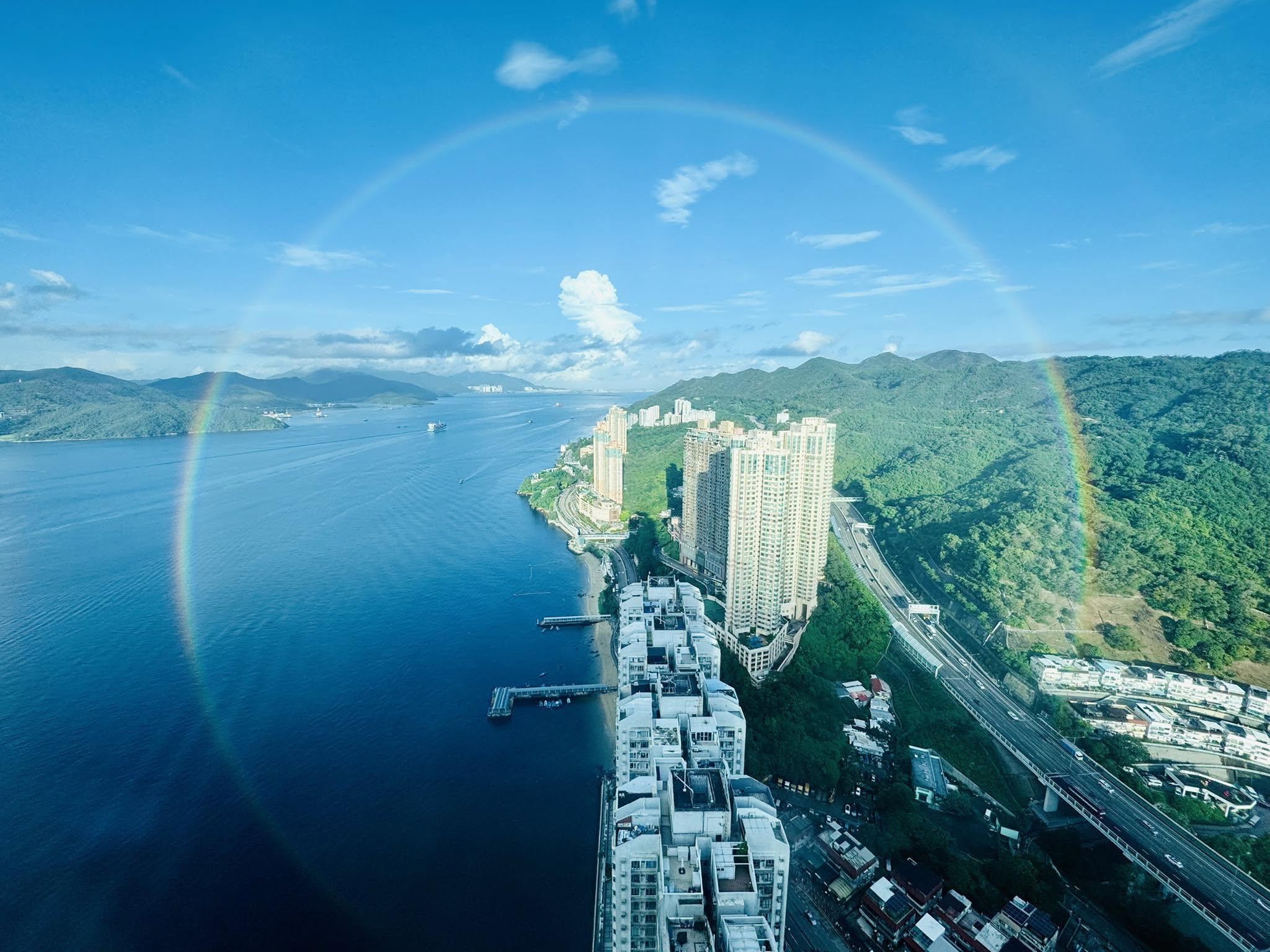 深井出現全圓彩虹，天文台解釋「彩虹本是圓形」。(香港天文台 HKO Facebook)
