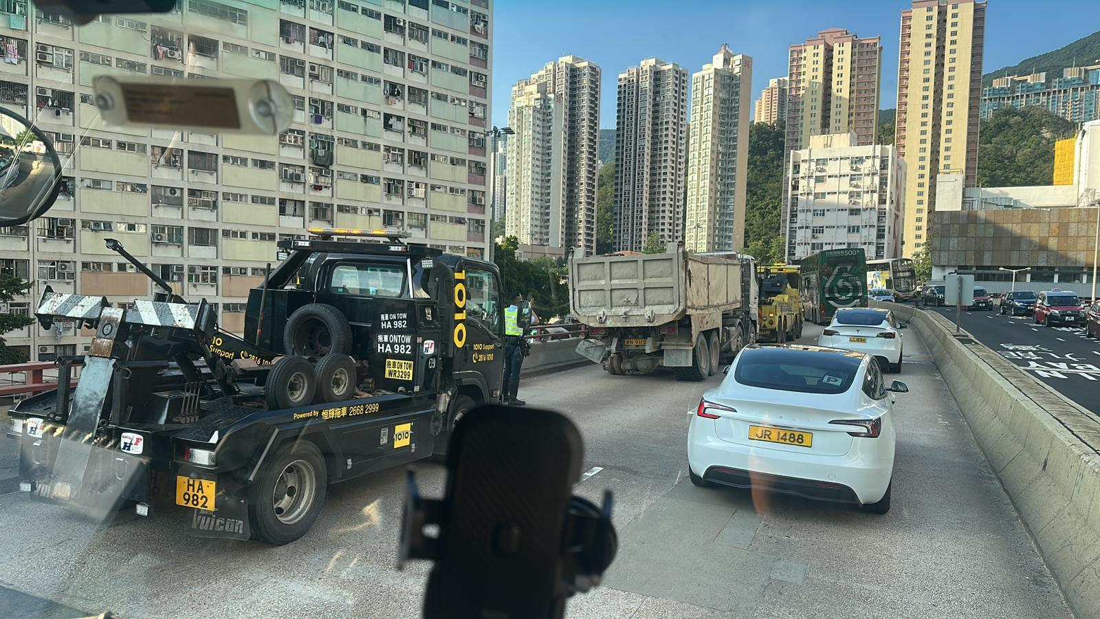 觀塘道天外飛轆擊毀兩私家車，肇事泥頭車龍翔道尋回。(馬路的事 (即時交通資訊台))