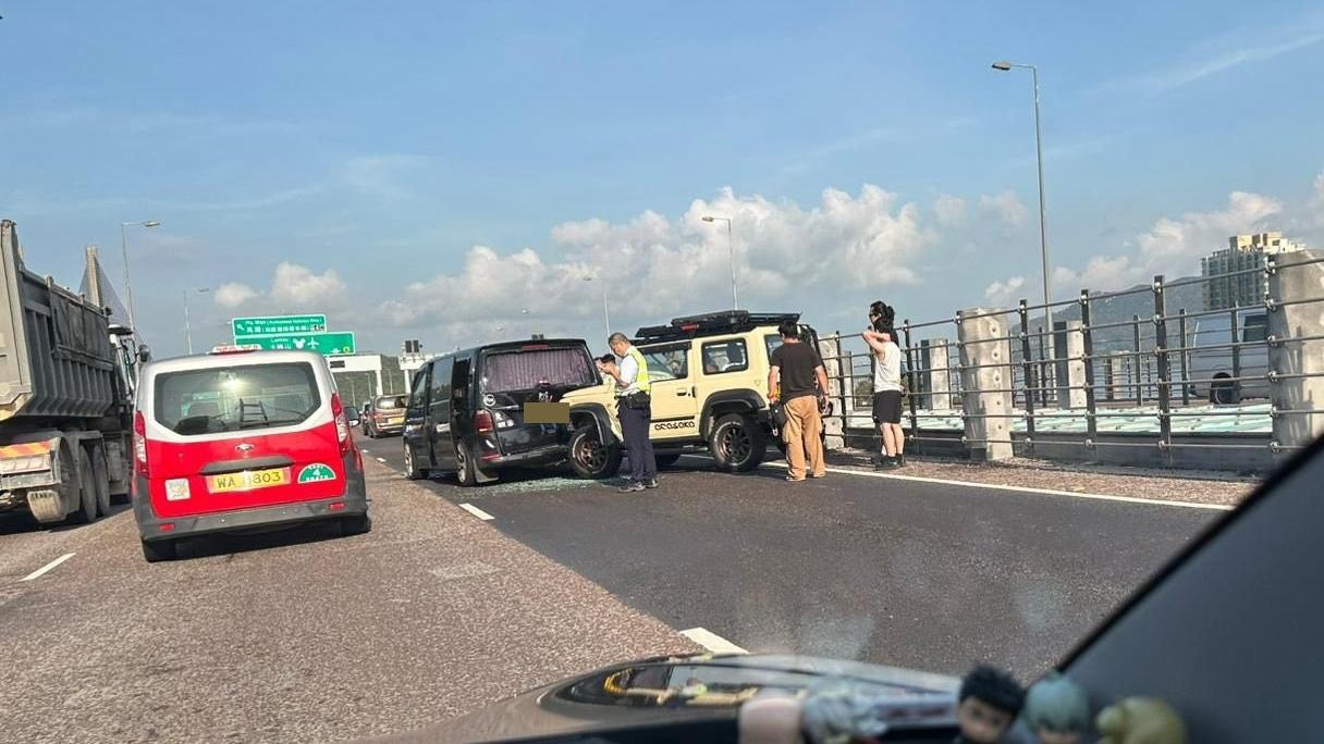 青馬大橋發生多車串燒車禍。（fb「車cam L（香港群組）」圖片）