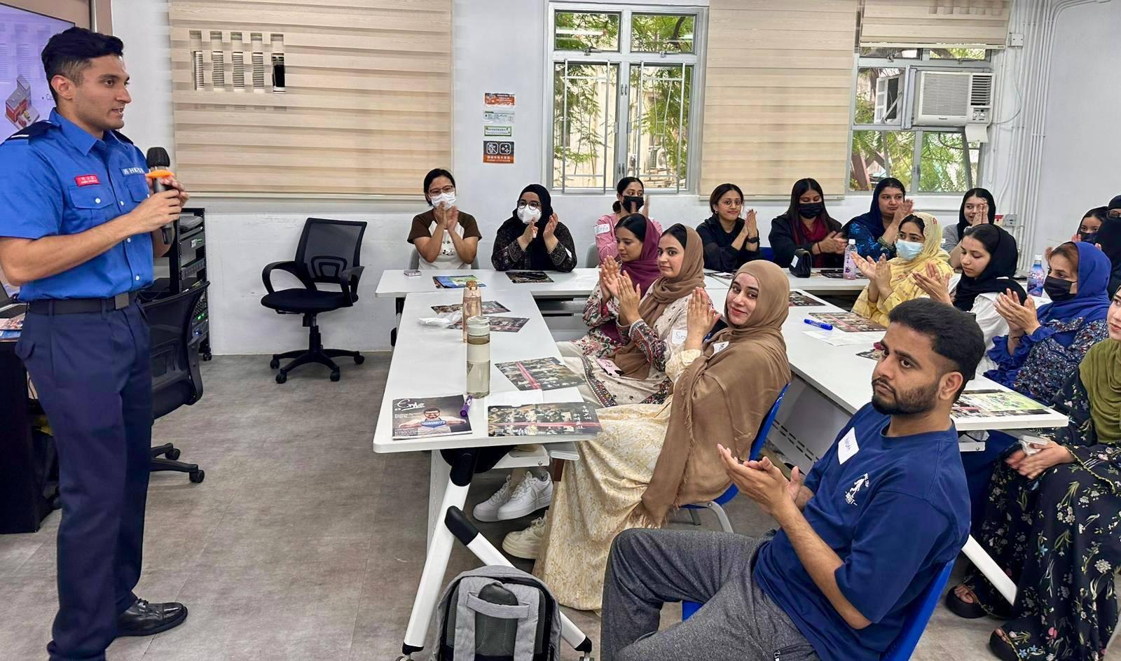 消防處少數族裔女性職業講座，鼓勵少數族裔青少年投考。(香港消防處Fb)