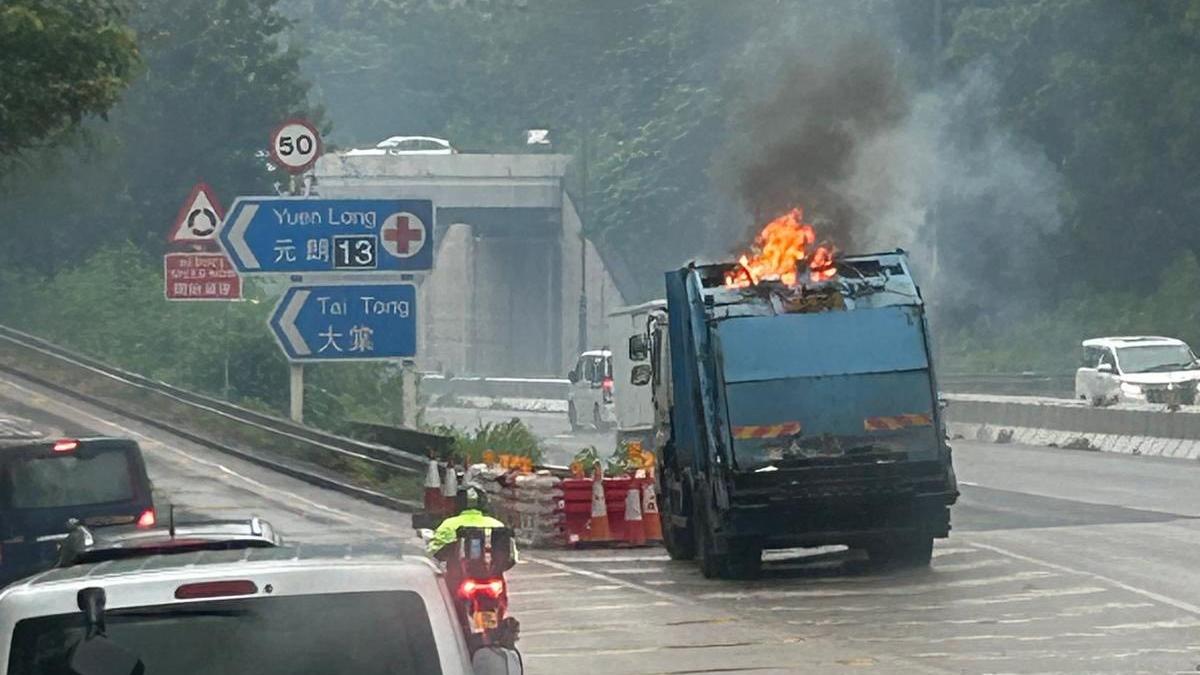 元朗公路有車輛行駛中起火。（fb「車cam L（香港群組）」圖片）