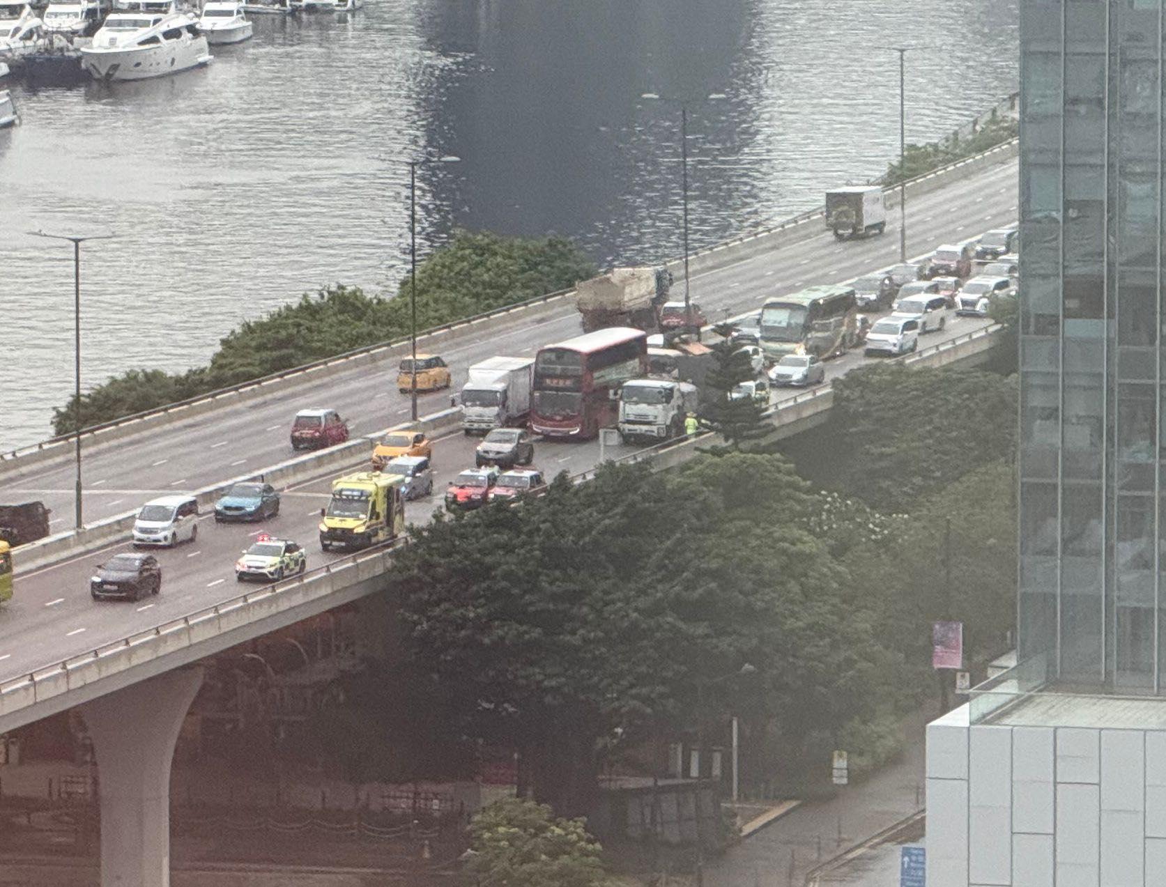 觀塘繞道兩的士相撞，尾隨泥頭車收掣不及釀兩傷。(車cam L（香港群組）)