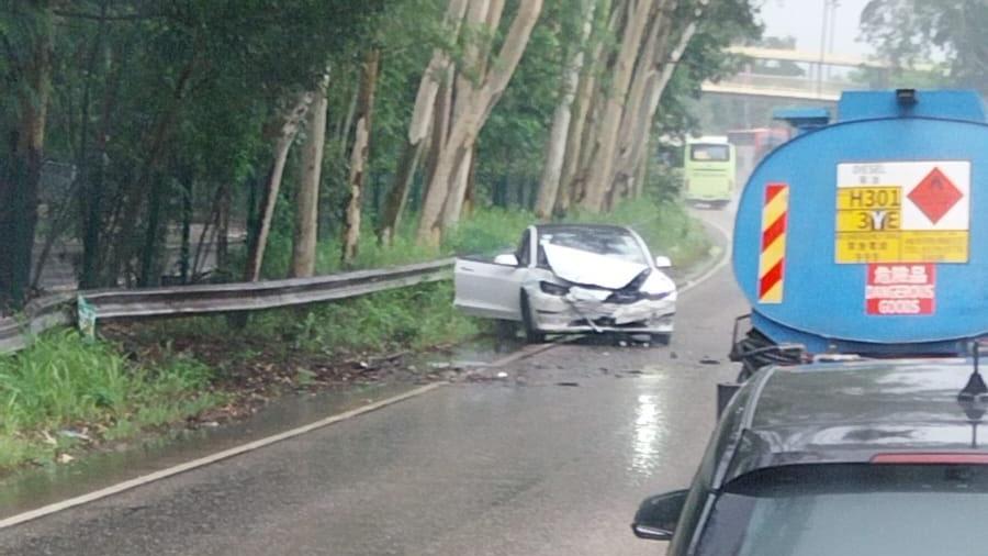 新田公路發生交通意外。（fb「馬路的事 (即時交通資訊台)」圖片）