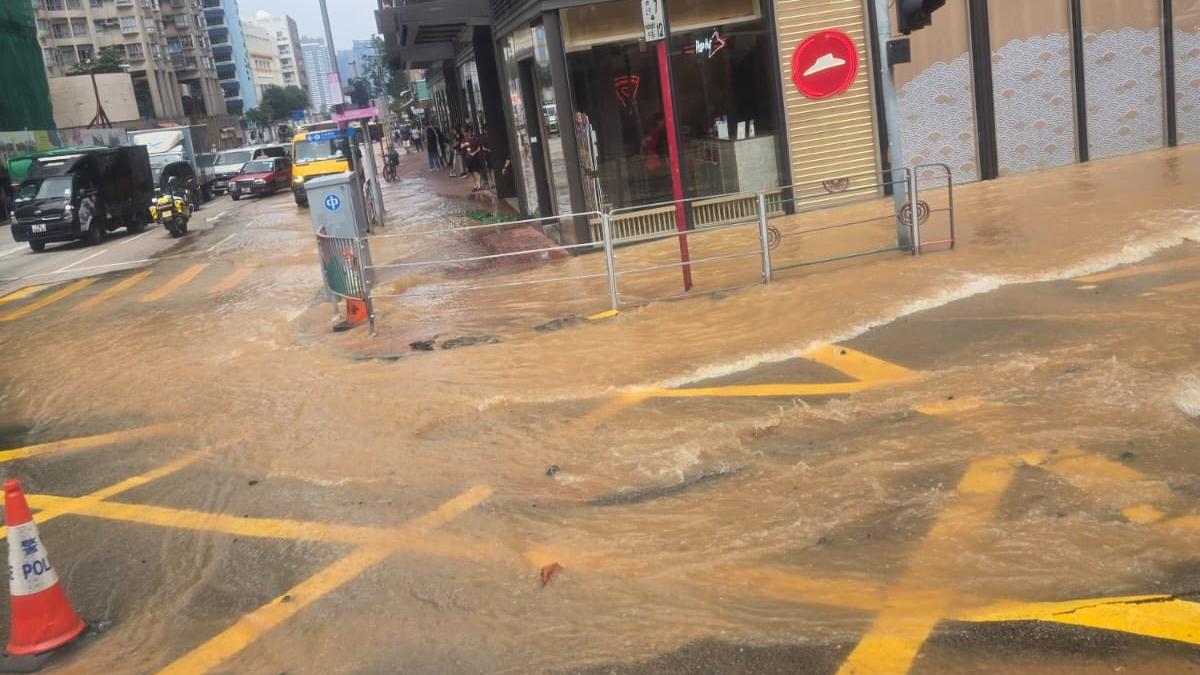 土瓜灣馬頭圍道爆水管。（fb「馬路的事 (即時交通資訊台)」圖片）