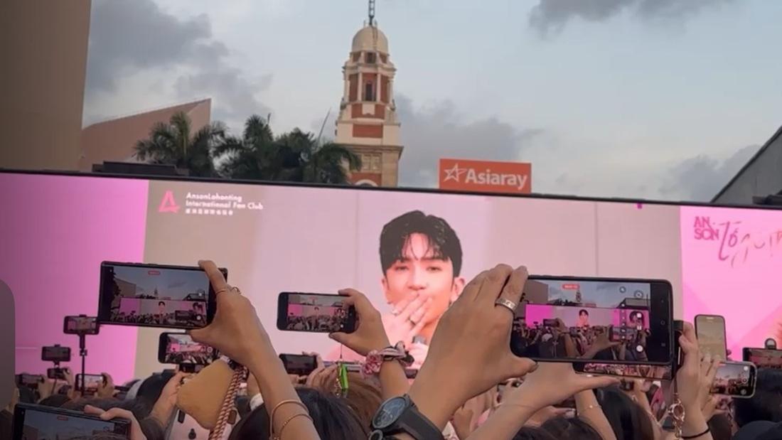 Anson Lo碼頭生日會 飛吻冧爆4,000神徒