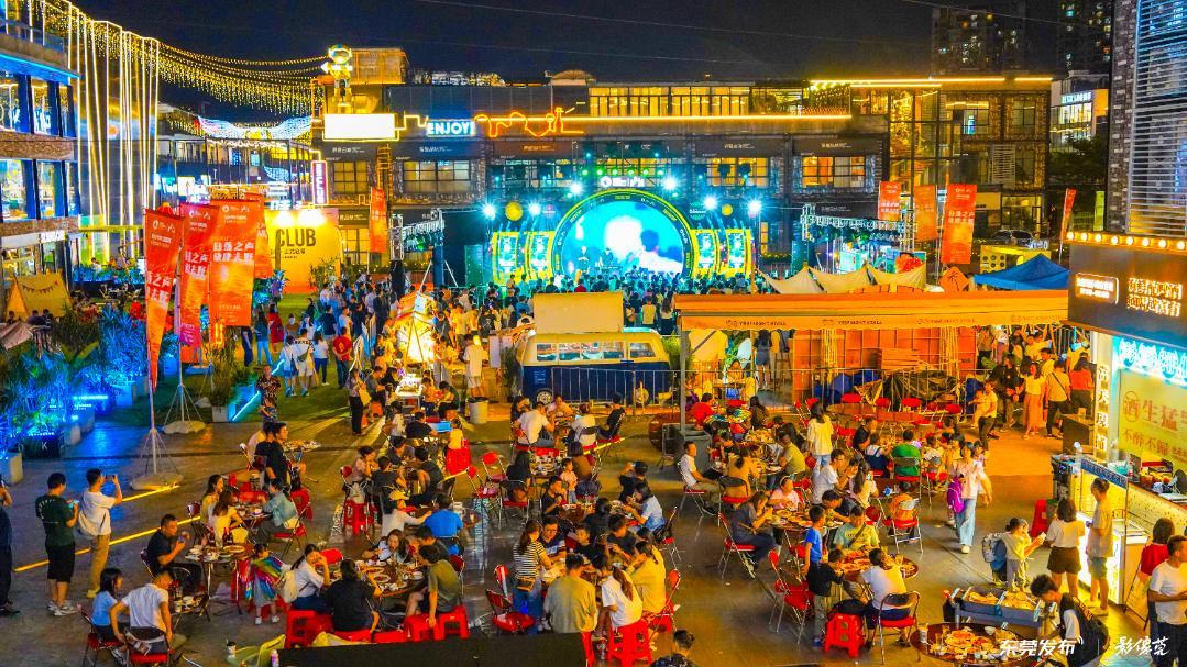 為推動消費增長，東莞市人民政府辦公室發布《東莞市促進服務消費高質量發展實施方案》，提到要豐富文娛消費場景，激活夜間消費動能，對酒吧、娛樂場所的駐唱、駐演等營業性演出活動實施「應批盡批」便利化審批。 (網上圖片)