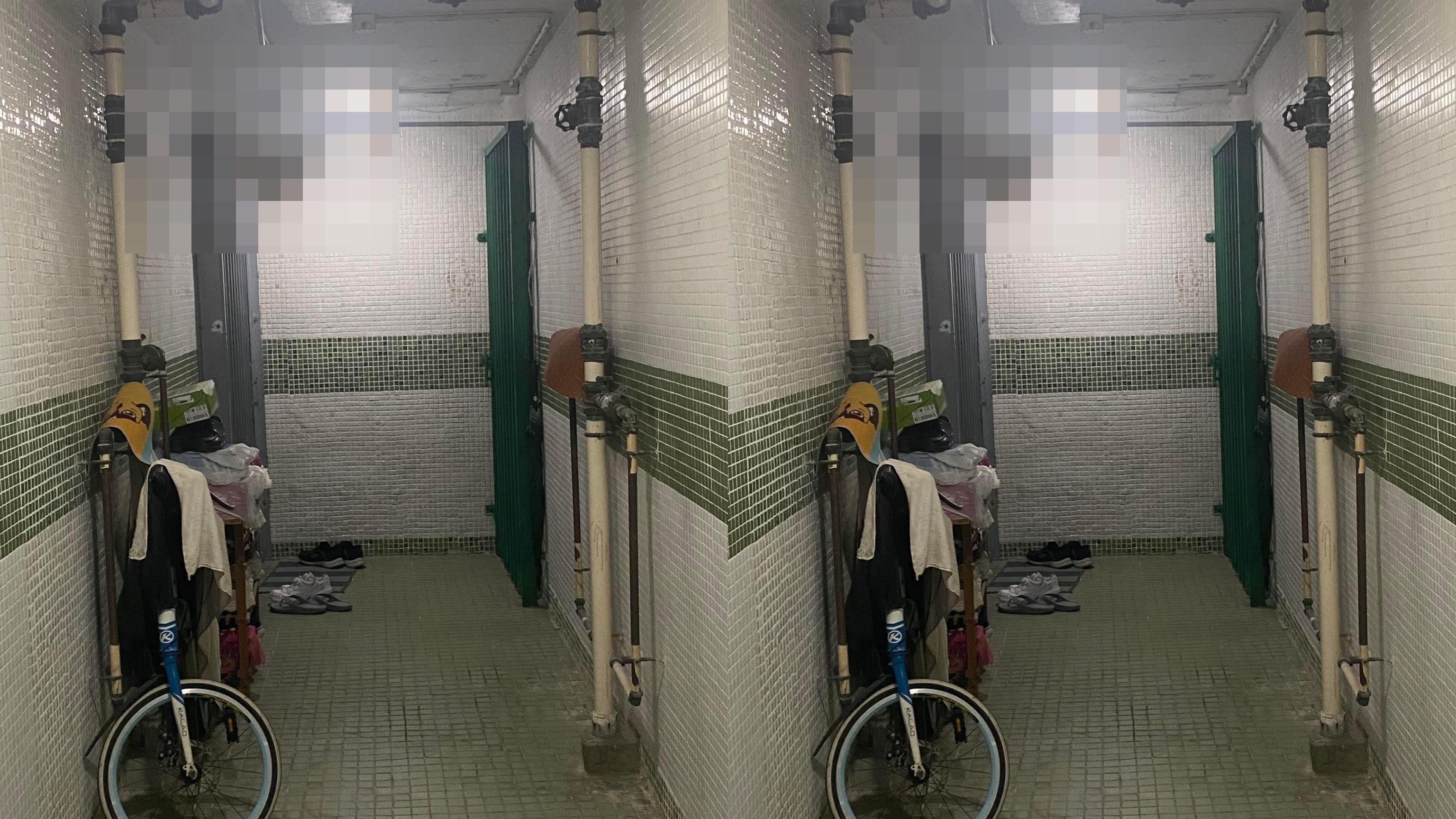 有居民在屋邨走廊外掛上內褲。(FB「屯門友」)