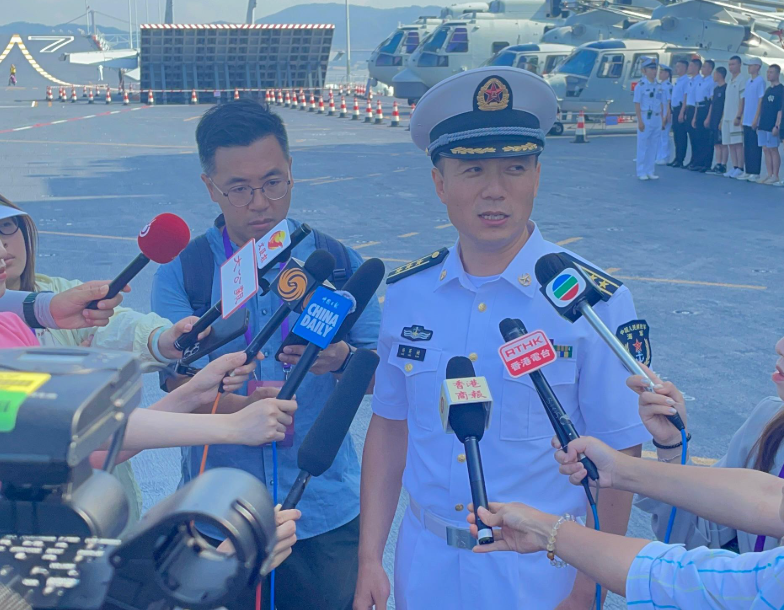 山東艦訪港｜山東艦上校軍官楊英楠表示，訪港主要是希望向香港同胞展示國家的強大和海軍的實力。