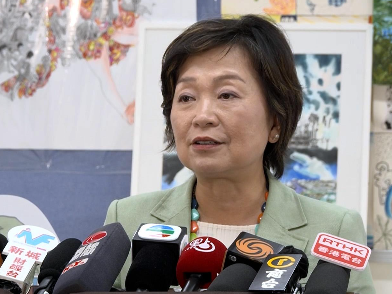 蔡若蓮說，考生日後都有無數精彩的道路，充滿挑戰及有新的成就點。（港台圖片）