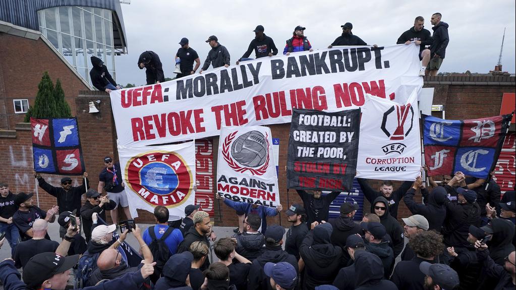 水晶宮的球迷在主場外抗議。(美聯社)