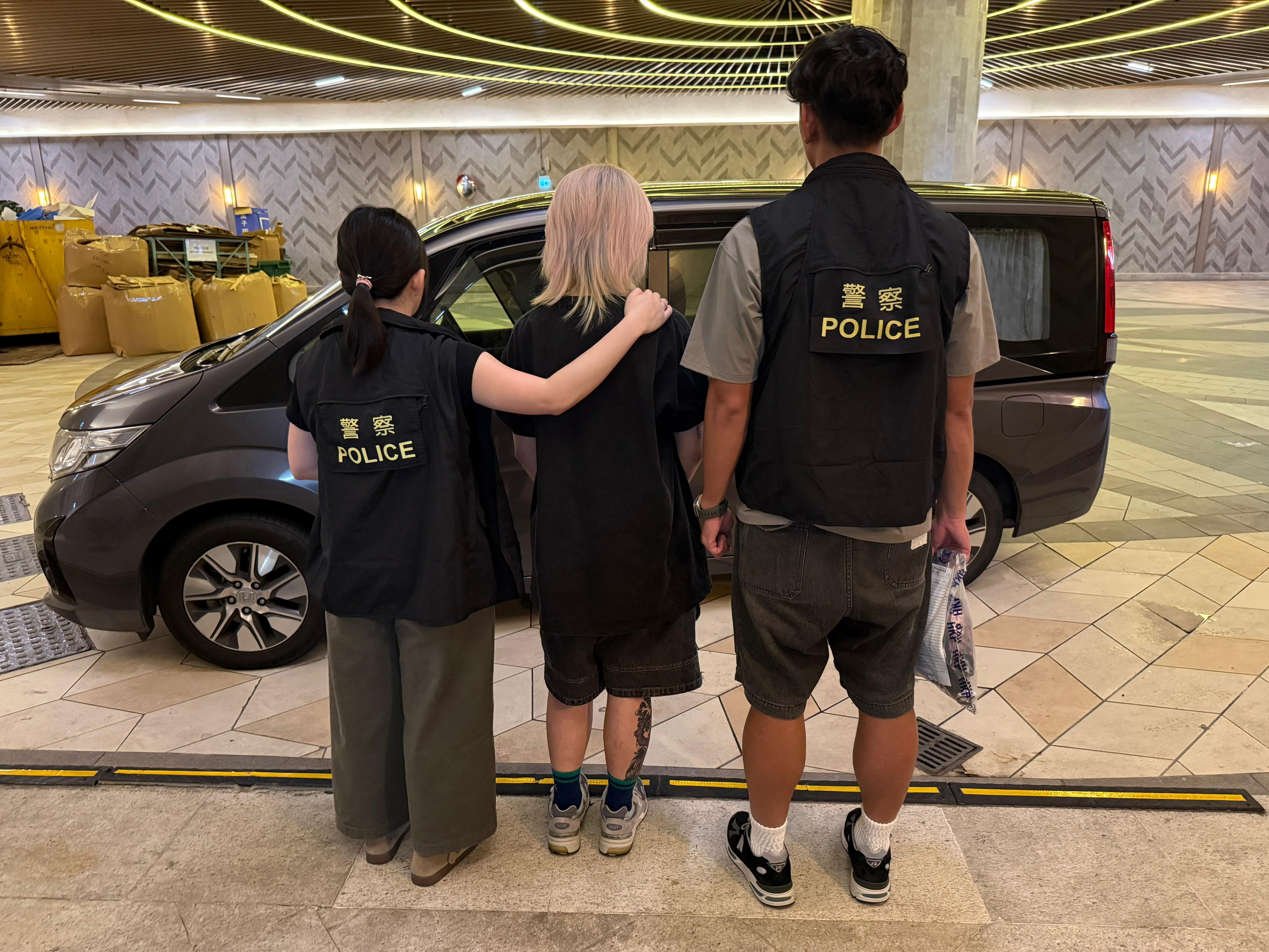 警將軍澳住宅搗製毒工場檢太空油等，26歲女子被捕。(警方圖片)