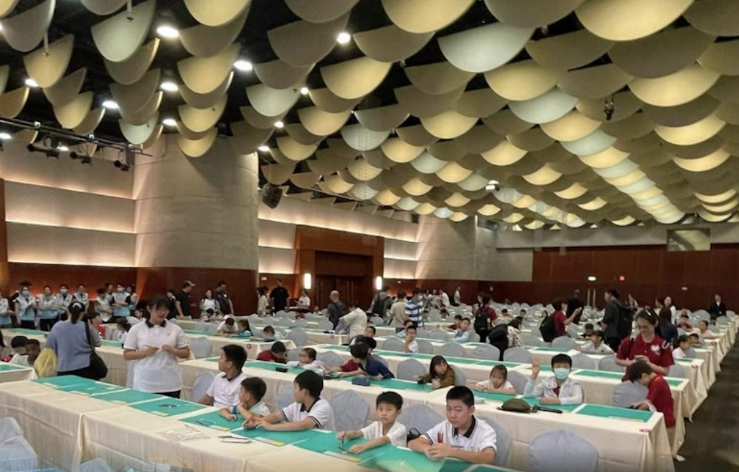 而有來自台灣的補習社帶同學生參加比賽，根據其社交媒體的照片，比賽場地有不少空位。(網上圖片)