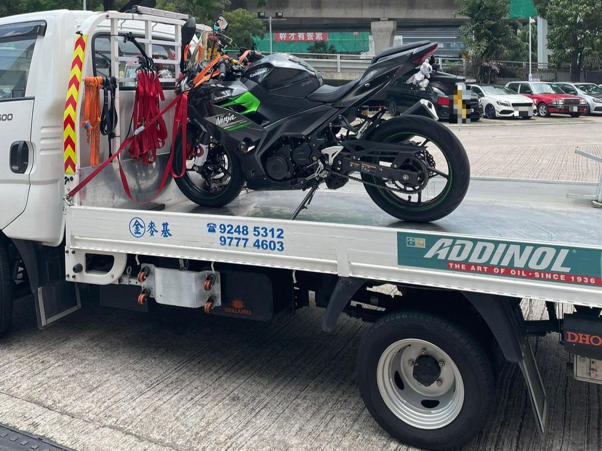 電單車車聚「打卡」做危險駕駛動作，25歲女鐵騎被捕。(警方圖片)