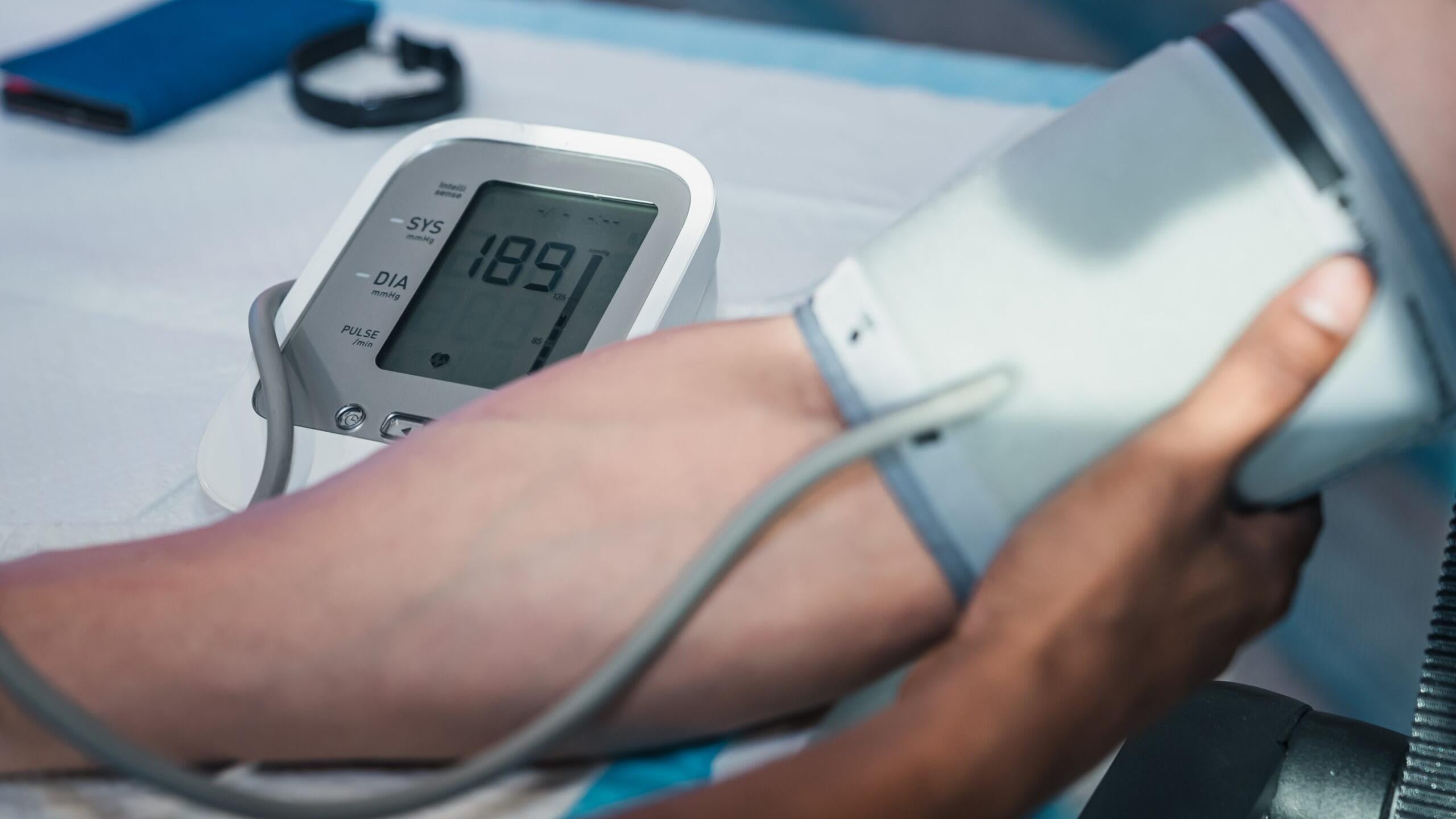 高血壓為心血管疾病最常見且危險的風險因子之一，雖高血壓具有可控性，但許多新診斷病人面對長期服用藥物的壓力，常會感到焦慮與疑慮。