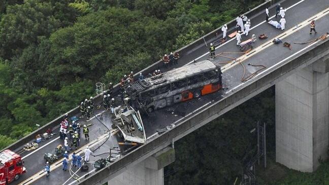 日本德島發生交通意外，巴士與貨車相撞造成2死。(新聞截圖)