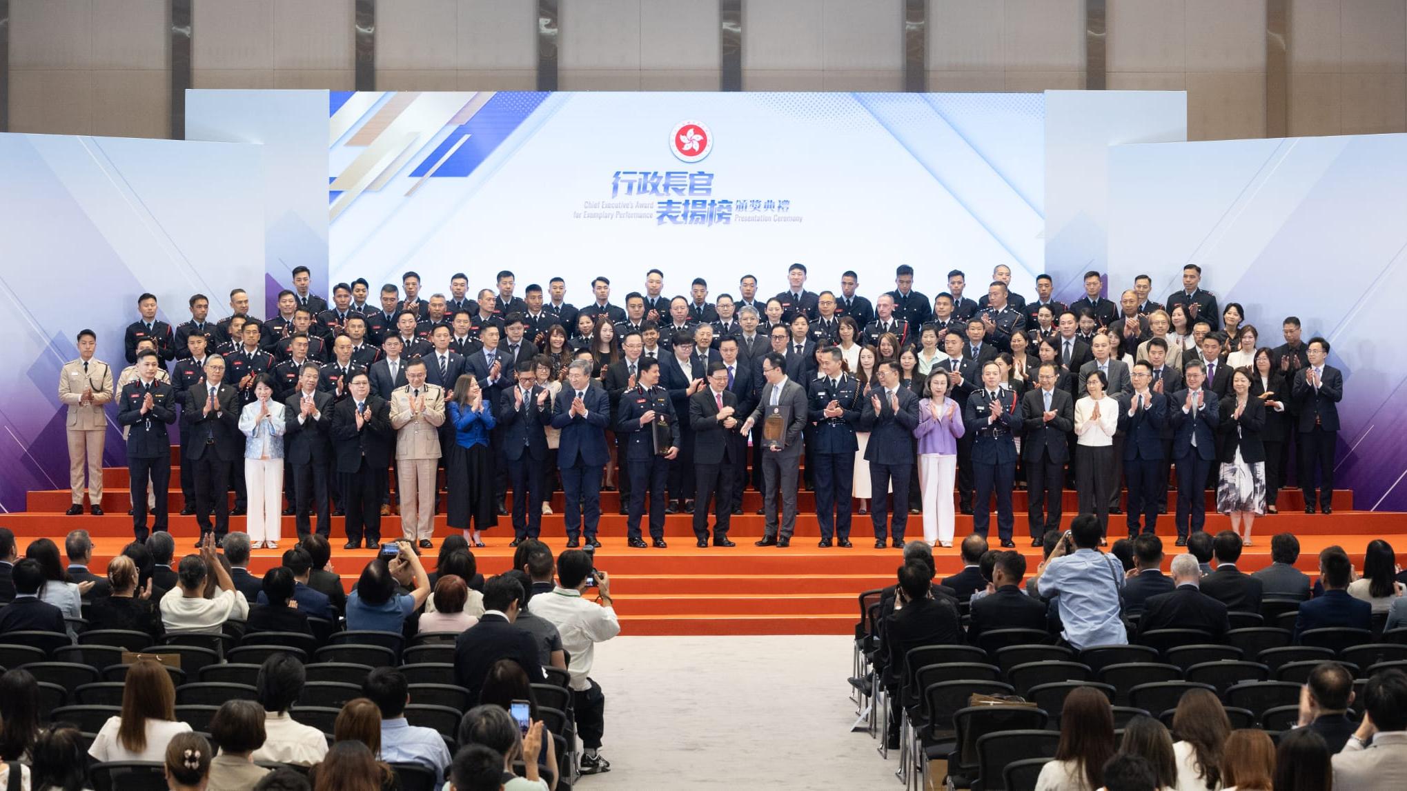 赴緬甸災區解救被困逾百小時倖存者　特區救援隊獲登行政長官表揚榜殊榮