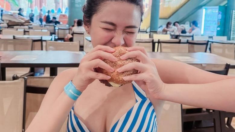 江嘉敏無遮掩三點式 自言落雨最好去游水