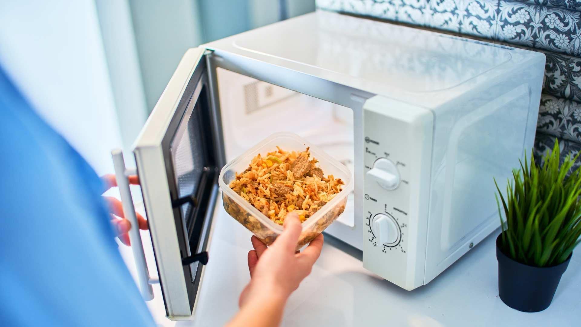 義大醫院家庭暨社區醫學部家庭醫學科陳昱彰醫生表示，微波爐不會讓食物變得有放射性，食物的分子或化學結構也不會改變。