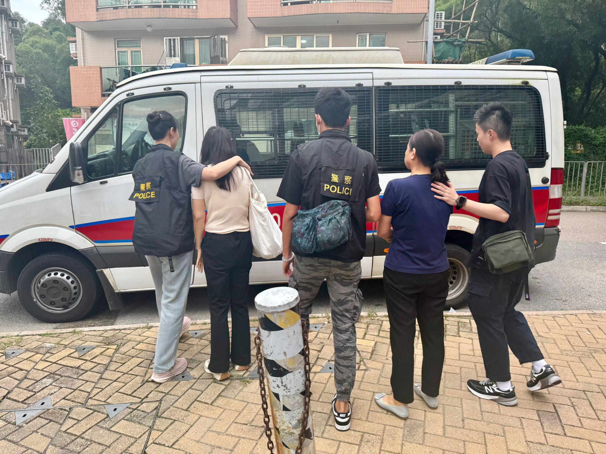 警東涌馬灣新村搗無牌按摩院，拘兩名本地及內地婦。(警方圖片)